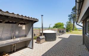FemmøllerにあるHoliday Home Bogenshovedvejの屋外キッチン(シンク、グリル付) +20枚の写真