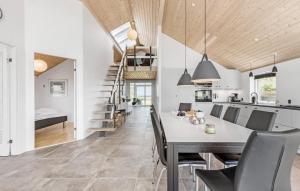 cocina y comedor con mesa y sillas en Pet Friendly Home In Ebeltoft With House Sea View en Femmøller