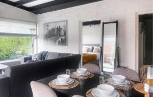 Posezení v ubytování 2 Bedroom Cozy Home In Noordwijkerhout
