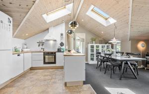 Η κουζίνα ή μικρή κουζίνα στο 3 Bedroom Nice Home In Glesborg