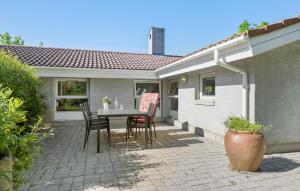 un patio con mesa y sillas frente a una casa en Cozy Home In Slagelse With Wifi en Slagelse