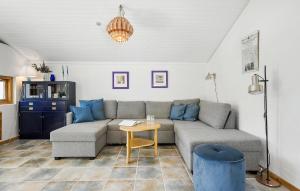 ein Wohnzimmer mit einem Sofa und einem Tisch in der Unterkunft Cozy Home In Slagelse With Wifi in Slagelse