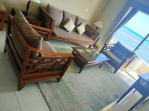 Una sala de estar con un sofá y una mesa de café. en To bedroom apartment sea, en Tanjung Bungah