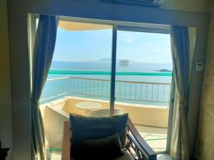 Una habitación con una ventana con vista al mar. en To bedroom apartment sea, en Tanjung Bungah