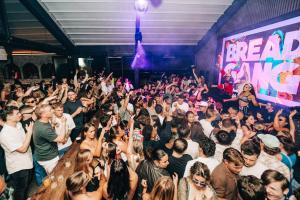 une grande foule de personnes debout dans une pièce dans l'établissement Hotel Gosford, à Gosford