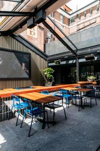 un groupe de tables et de chaises devant un bâtiment dans l'établissement Hotel Gosford, à Gosford