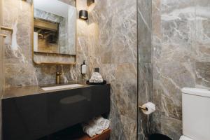 Koupelna v ubytování Hotel Gosford + 26 fotografií