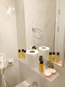 baño con espejo y artículos de aseo en un estante en Blue sophia suites en Estambul