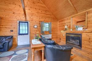 Posezení v ubytování Blue Rose Cabins - Pinecrest Cabin + 12 fotografií