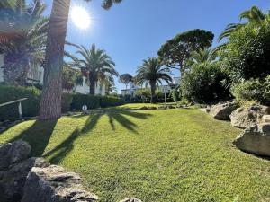 Vonkajšia záhrada v ubytovaní Casa con Jardín Privado, Chimenea y Piscina Comunitaria, cerca del Golfo y Playa de Pals - ES-226-31