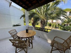 Balkón alebo terasa v ubytovaní Casa con Jardín Privado, Chimenea y Piscina Comunitaria, cerca del Golfo y Playa de Pals - ES-226-31