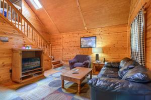TV a/nebo společenská místnost v ubytování Blue Rose Cabins - Pinecrest Cabin
