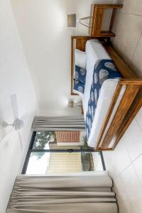 Habitación pequeña con cama y ventana en The Village at Burleigh, en Gold Coast