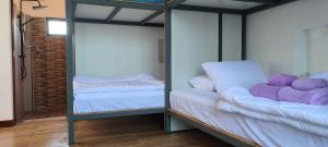 Dream riverside في Ban Rai: سريرين بطابقين في غرفة مع مرآة