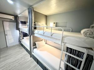 The August Hostel tesisinde bir ranza yatağı veya ranza yatakları