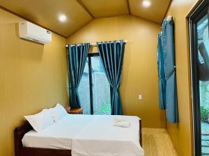 Un pat sau paturi într-o cameră la Hieu - Homestay