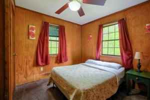 ローガンにあるBlue Rose Cabins - Rosewood Cabinのベッドと2つの窓がある寝室 +17枚の写真