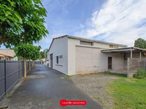 an empty street in front of a white house at Maison Familiale à Châtelaillon-Plage, 800m de la plage, 3 chambres, Jardin clôturé, Proche La Rochelle - FR-1-535-57 in Châtelaillon-Plage