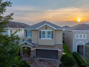 uma casa com o pôr-do-sol ao fundo em Lovely Disney-Themed Family Retreat Pool Theater em Orlando