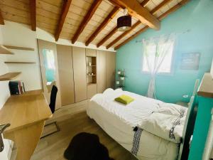 Ένα ή περισσότερα κρεβάτια σε δωμάτιο στο Maison de charme à Bardos avec jardin, proche Bayonne - FR-1-495-138