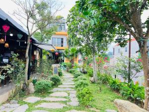 kamienna ścieżka przed budynkiem w obiekcie Trang An Cozy House w mieście Diếm Xá