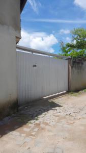 een wit hek met het nummer erop bij Suítes João e Maria maranduba n 300 in Ubatuba