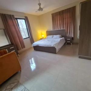 1 dormitorio grande con cama y ventana en Terhal salalah 1 en Salalah