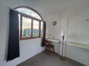 倫邦岸島的住宿－Kov Ceningan，浴室设有窗户、书桌和椅子