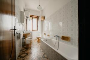 Bilik mandi di La casa di Maina