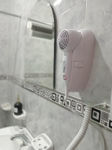 suszarka do włosów wisząca na ścianie w łazience w obiekcie Aires del Cerro w mieście Yerba Buena