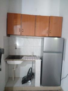 cocina con fregadero y nevera en mi Habitat, en Asunción