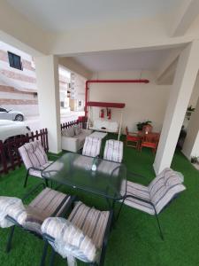 een woonkamer met een tafel en stoelen bij Terhal salalah 1 in Salalah