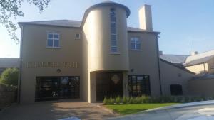 un edificio bianco con ingresso ad un edificio di Kilmorey Arms Hotel a Kilkeel