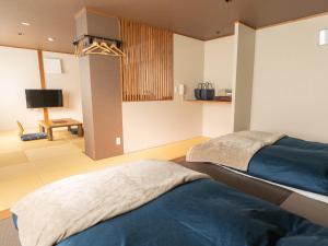 Кровать или кровати в номере Nozawa Onsen Azegamikan