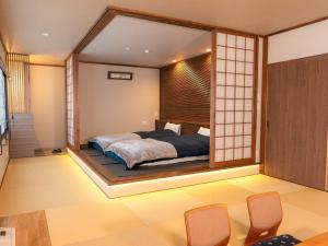 野沢温泉村にある野沢温泉　畔上館の窓付きの部屋にベッド付きのベッドルーム1室があります。