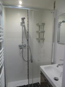 ニースにあるNew 1 bedroom apt place Garibaldiのバスルーム(シャワー、シンク付)