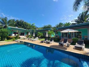 Bazén v ubytování Tum Mai Kaew Lanta Resort nebo v jeho okolí