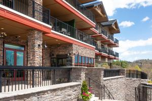 布洛英罗克山The Embers Hotel的享有大楼外景,设有阳台