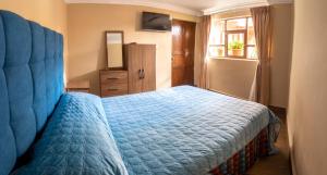 スクレにあるApartamento en Sucreの青いベッドと窓のある寝室