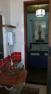 un bagno con lavandino e specchio di Pousada Madalena a Santa Maria Madalena Altre 42 foto