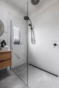 W łazience znajduje się prysznic ze szklanymi drzwiami. w obiekcie VAQUAY The Hamptons In Williamstown w mieście Williamstown