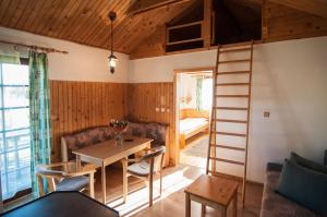 Pokój ze stołem i łóżkiem na podwyższeniu w obiekcie Chaty Tatrytip Tatralandia w Liptowskim Mikulaszu