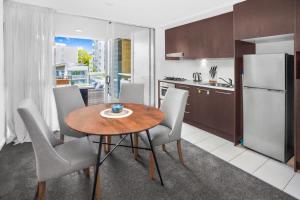 Dapur atau dapur kecil di 2-Bed Near Brisbane CBD with Pool Sauna & BBQ