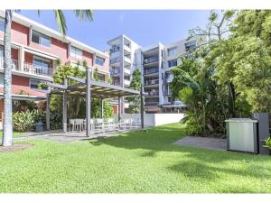 Taman di luar 2-Bed Near Brisbane CBD with Pool Sauna & BBQ