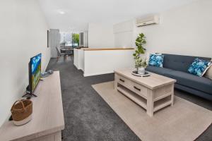 Televisyen dan/atau pusat hiburan di 2-Bed Near Brisbane CBD with Pool Sauna & BBQ +9 gambar