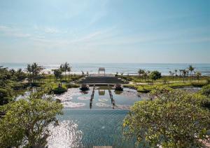 een uitzicht op een resort met de oceaan op de achtergrond bij Rumah Luwih Bali in Keramas