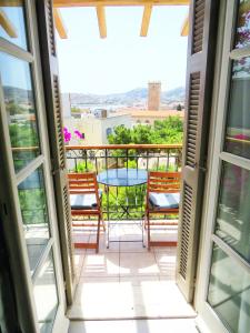un balcone con tavolo e sedie e vista di Axilleion Boutique Hotel a Ermoupoli