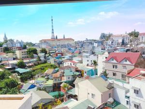 uma vista para a cidade com edifícios em HANZ Hoa Dang Hotel em Da Lat