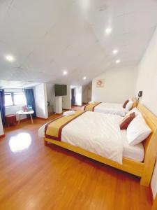 Postel nebo postele na pokoji v ubytování S481 Hoa Dang Hotel Dalat