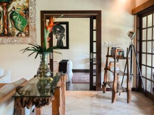 una habitación con un jarrón sobre una mesa y un espejo en Villa San, en Ubud